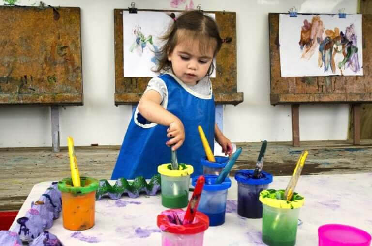 konstnärliga talanger: liten flicka med målarfärg