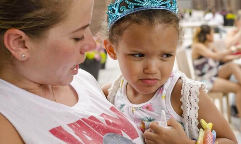 säga "nej": mamma och ledsen flicka