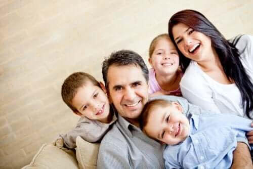 Barn i bonusfamiljer: mamma, pappa och tre barn