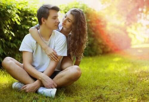 romantisk kärlek i tonårsförhållanden: kära tonåringar