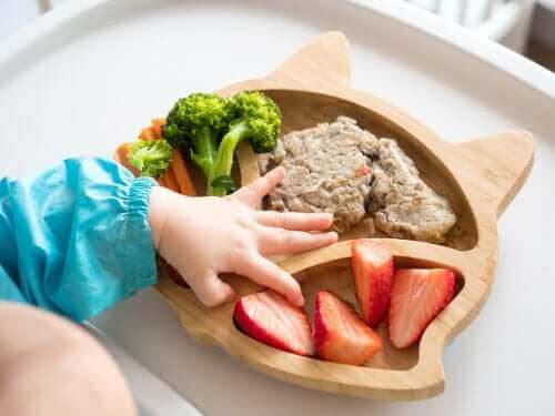 BLW: baby undersöker mat på fat