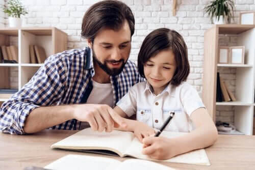 utrymme för läxläsning: pappa hjälper dotter med läxor