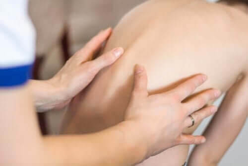 läkare undersöker barns rygg