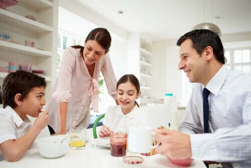 kommunikation inom familjen: familj vid matbord
