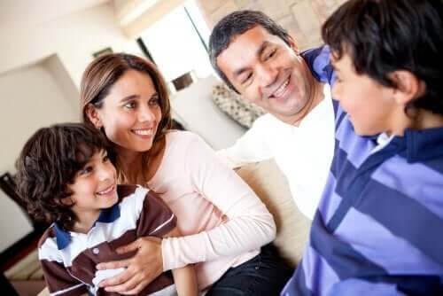 kommunikation inom familjen: mamma, pappa och två barn pratar