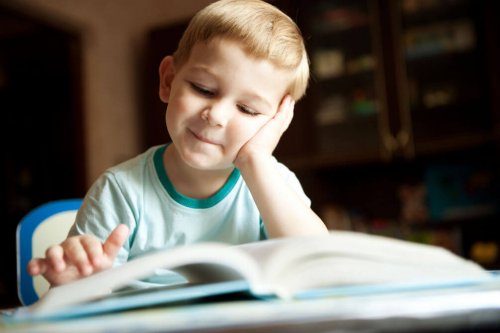Ett barn läser en bok.