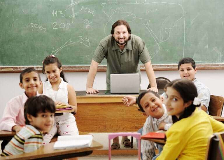 En klass med glada skolbarn