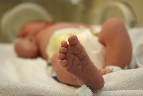 En liten fot på en prematur bebis.