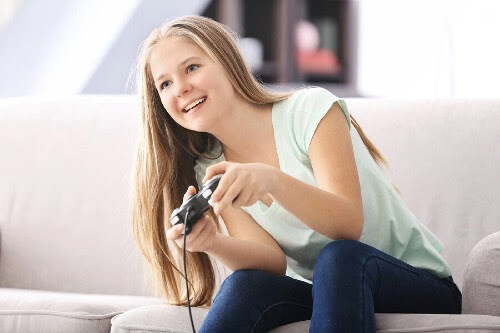tjej spelar videospel