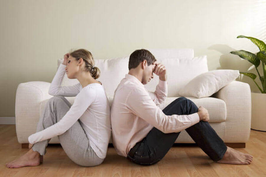 förstå din partner: man och kvinna sitter med ryggarna mot varandra