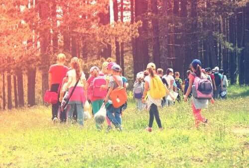 barn på utflykt lär sig om tektoniska plattor