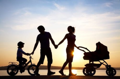 kognitiv belastningsteori: familj på promenad