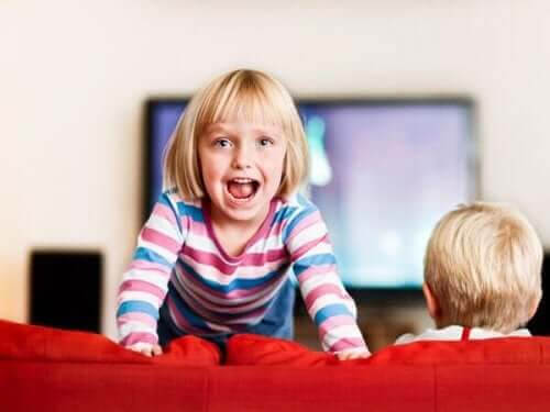 mamma till ett barn med ADHD: flicka hoppar i soffa