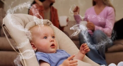 passiv rökning: baby med rök runt omkring sig