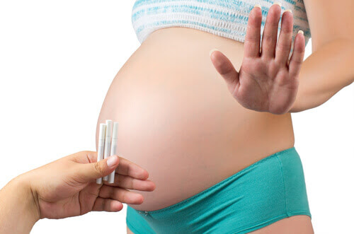 passiv rökning: gravid kvinna säger nej till cigaretter