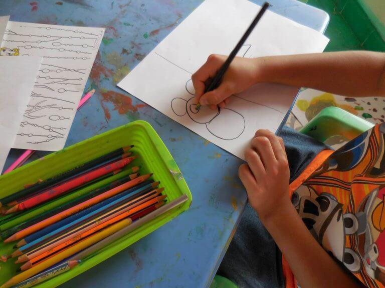 Ett barn som ritar en teckning.