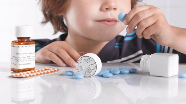 Ett barn leker med medicin.
