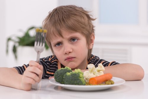 Ett barn som vill slippa äta sin mat.