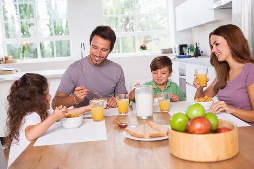 En familj äter frukost tillsammans.
