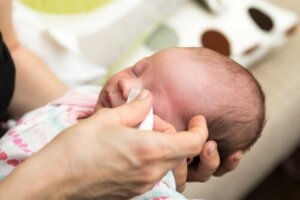 Konjunktivit hos spädbarn: Orsaker, symtom och behandling