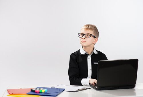 Ett särbegåvat barn sitter vid datorn.