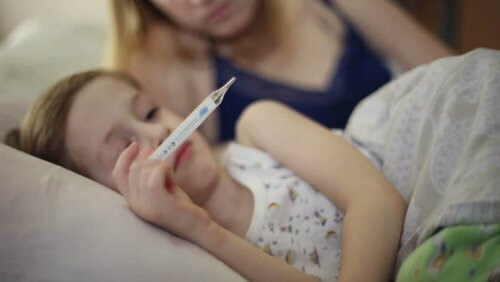 hypokondriska föräldrar: barn med termometer