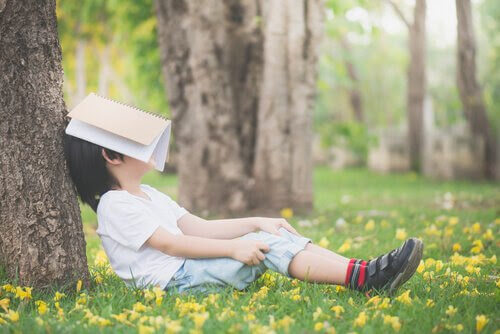 apatiska barn: barn med bok över ansiktet