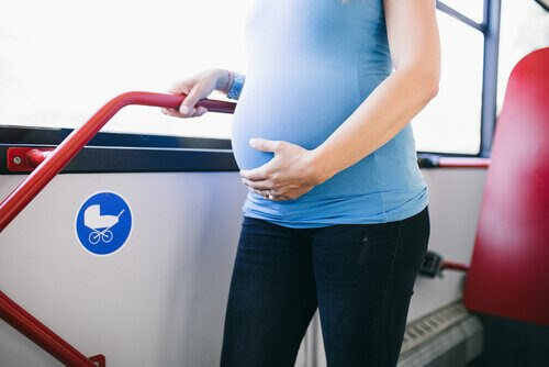 resa när du är gravid: gravid kvinna på buss