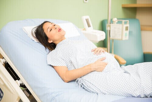 förlossningen har börjat: gravid kvinna på sjukhus