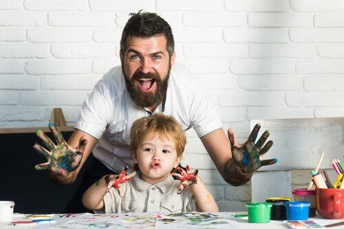 Konstterapi: pappa och barn med fingerfärger