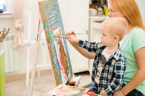Konstterapi: mamma och baby målar