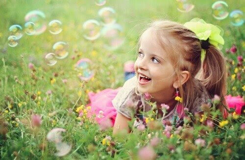 självuppfattning: flicka på äng med såpbubblor