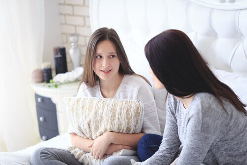 prata om menstruation: mamma och dotter på soffa