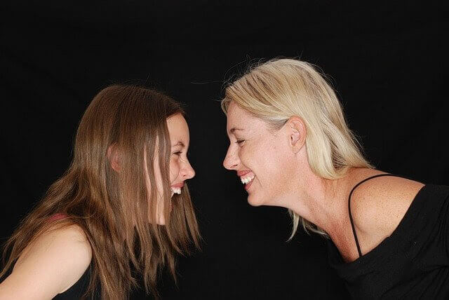 prata om menstruation: mamma och dotter