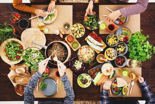 veganska dieter: bord dukat till vegansk måltid