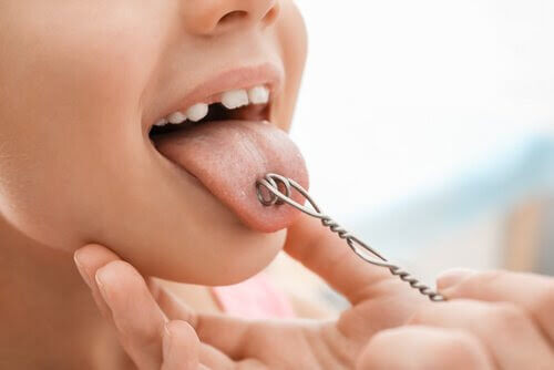 dysartri: läkare undersöker mun på barn