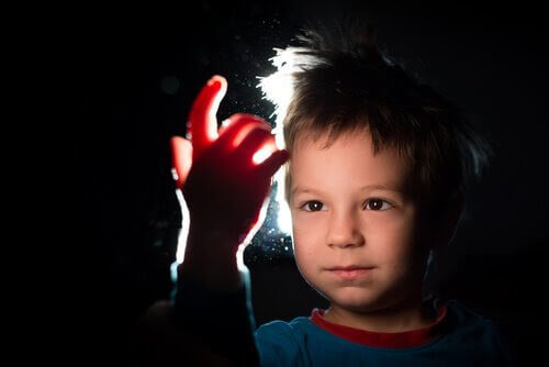 filosofi för barn: barn tittar på sin hand