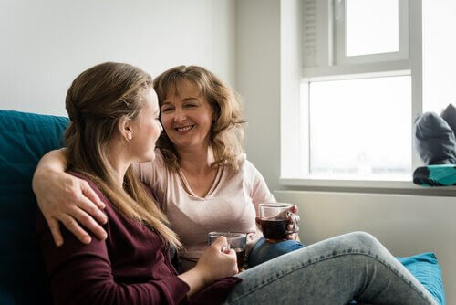 starta en konversation med ditt barn: mamma och tonåring talar