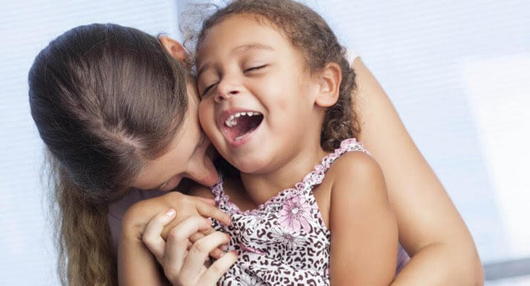 Känslomässig kommunikation: mamma och dotter leker