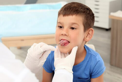 dysartri: läkare undersöker mun på barn