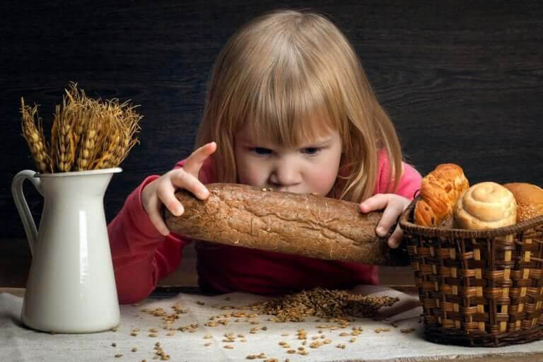 glutenkänslighet som inte är celiaki: flicka med bröd