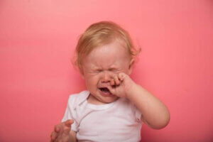 Vilka är symptomen på tandsprickning hos en bebis?