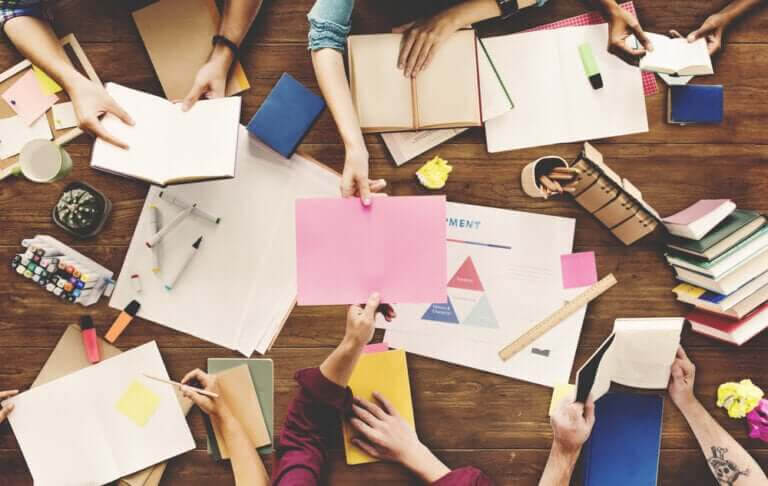 fördelarna med brainstorming: möte mellan elever