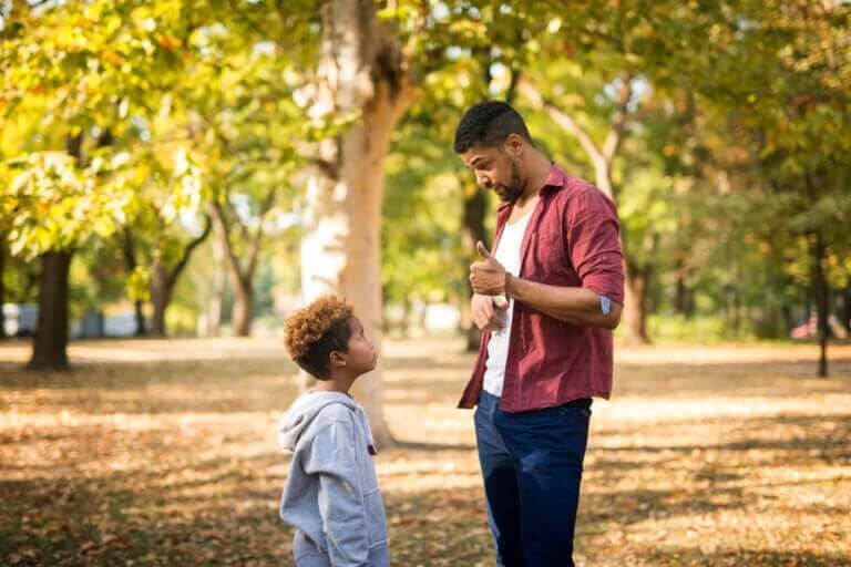 medveten disciplin: pappa talar med son i park