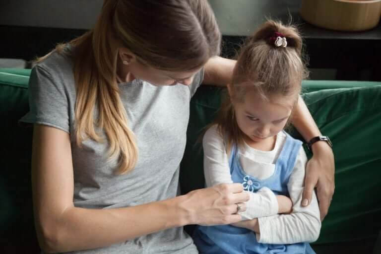 medveten disciplin: mamma talar med tjurig dotter