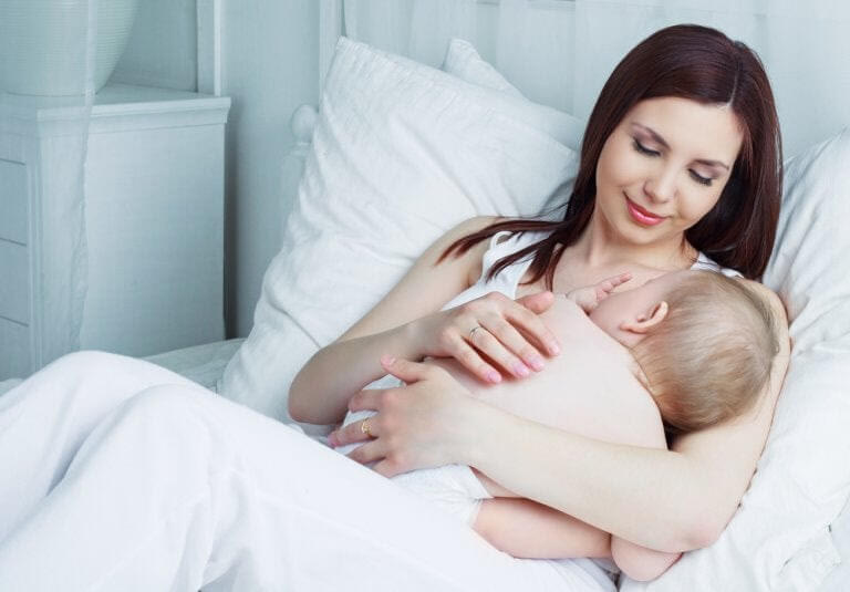 Fetterna i bröstmjölk: mor ammar baby