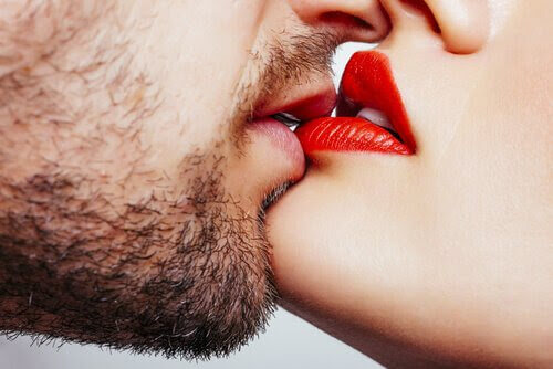 menstruationscykler och befruktning: man och kvinna kysser varandra