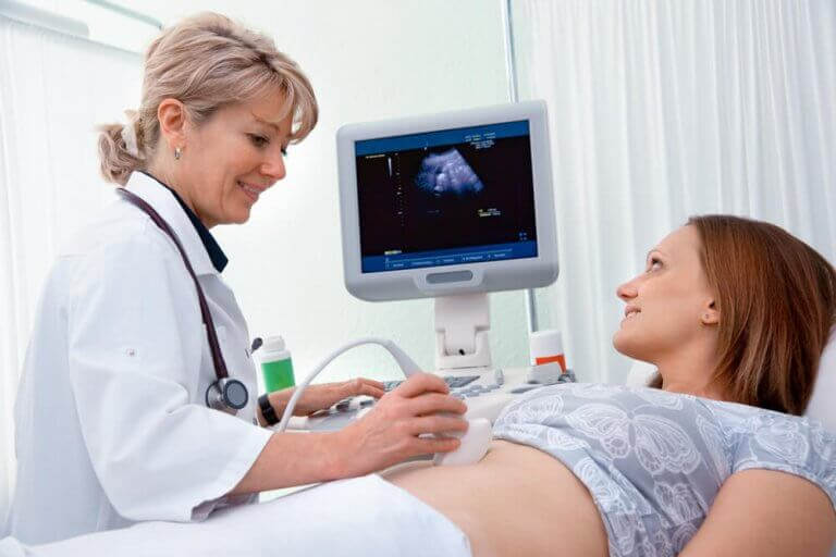 läkare kontrollerar ett fosters hjärtslag