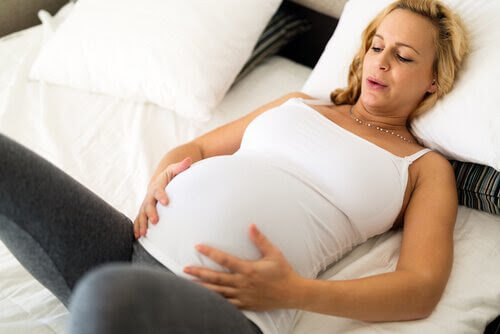 föder hemma: gravid kvinna med värkar