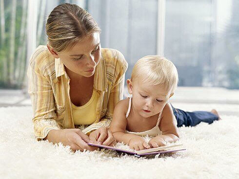 aktiviteter för barn med dyslexi: mamma och barn läser